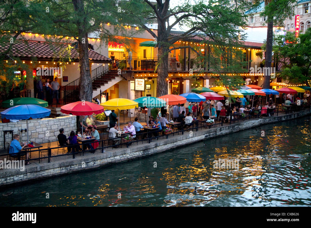 Bunte Regenschirme in der Casa Rio Restaurant entlang der River Walk in San Antonio, Texas, USA. Stockfoto