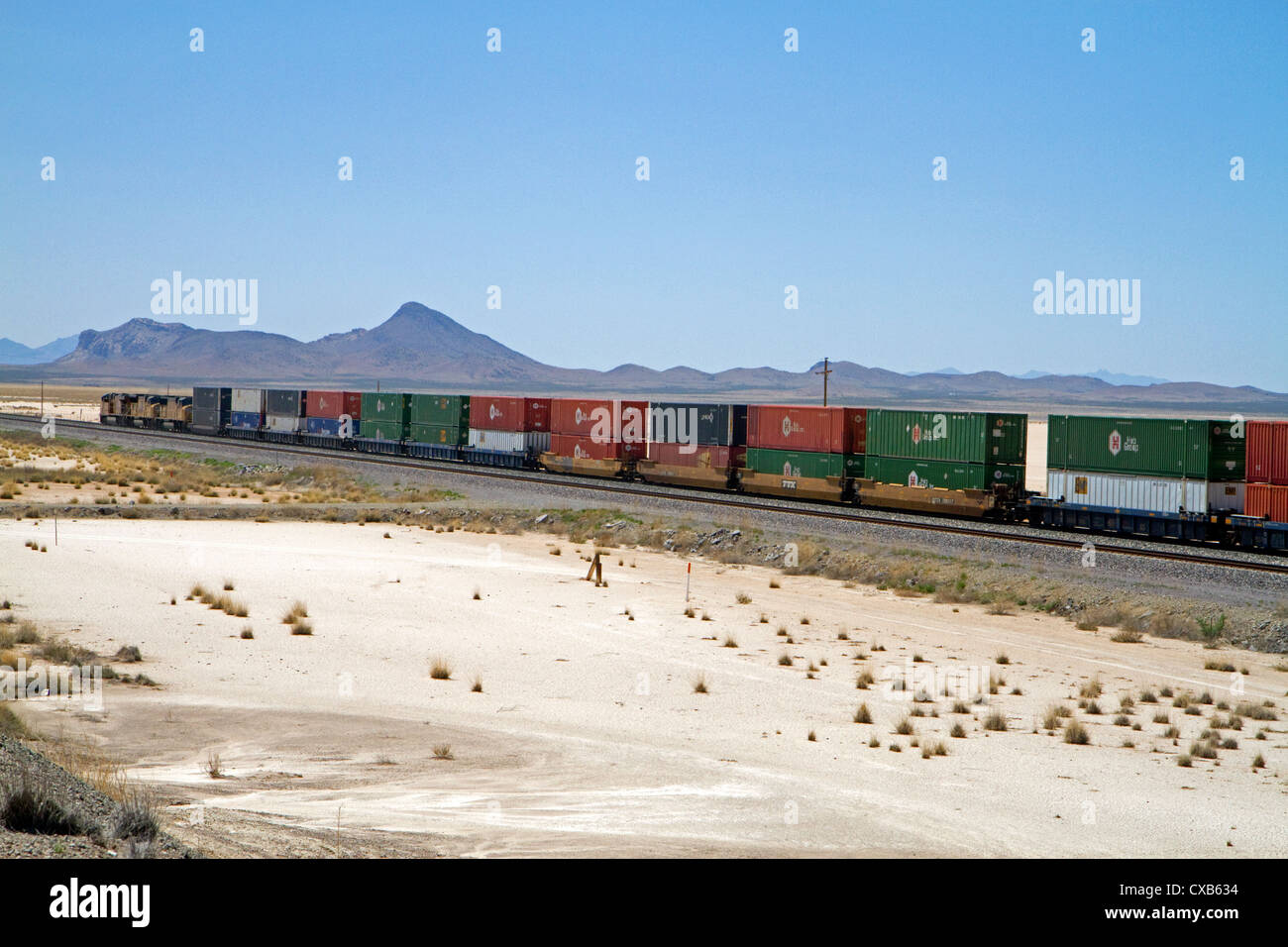 Union Pacific Railroad Lokomotive reisen entlang der Interstate 10 durch südwestlichen New Mexico, USA. Stockfoto