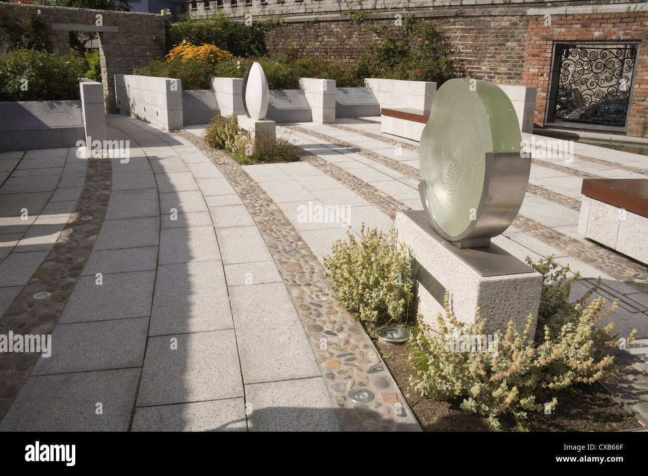 Stadt Dublin Eire Gardasee Memorial Garden, in Erinnerung an die Mitglieder der irischen Polizei getötet auf Pflicht Mai 2010 Dubhlinn Gärten Schloss Dublin geöffnet Stockfoto