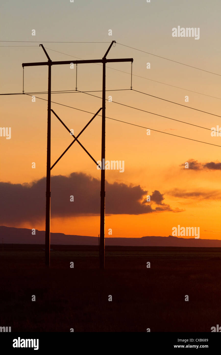 Elektrische Hochspannungsleitungen bei Sonnenuntergang östlich von Boise, Idaho, USA. Stockfoto