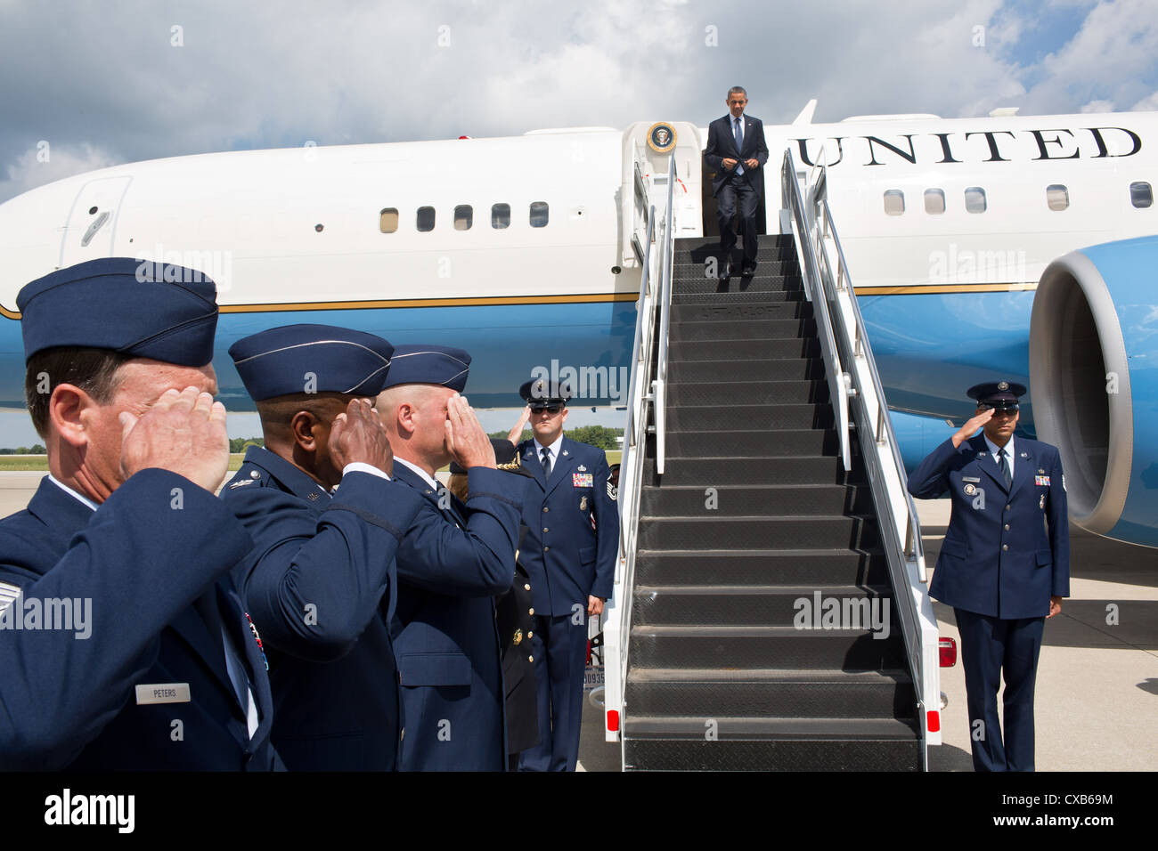 Präsident Barack Obama steigt bei seiner Ankunft in Mansfield Air National Guard Base 1. August 2012 in Mansfield, Ohio Air Force One. Stockfoto