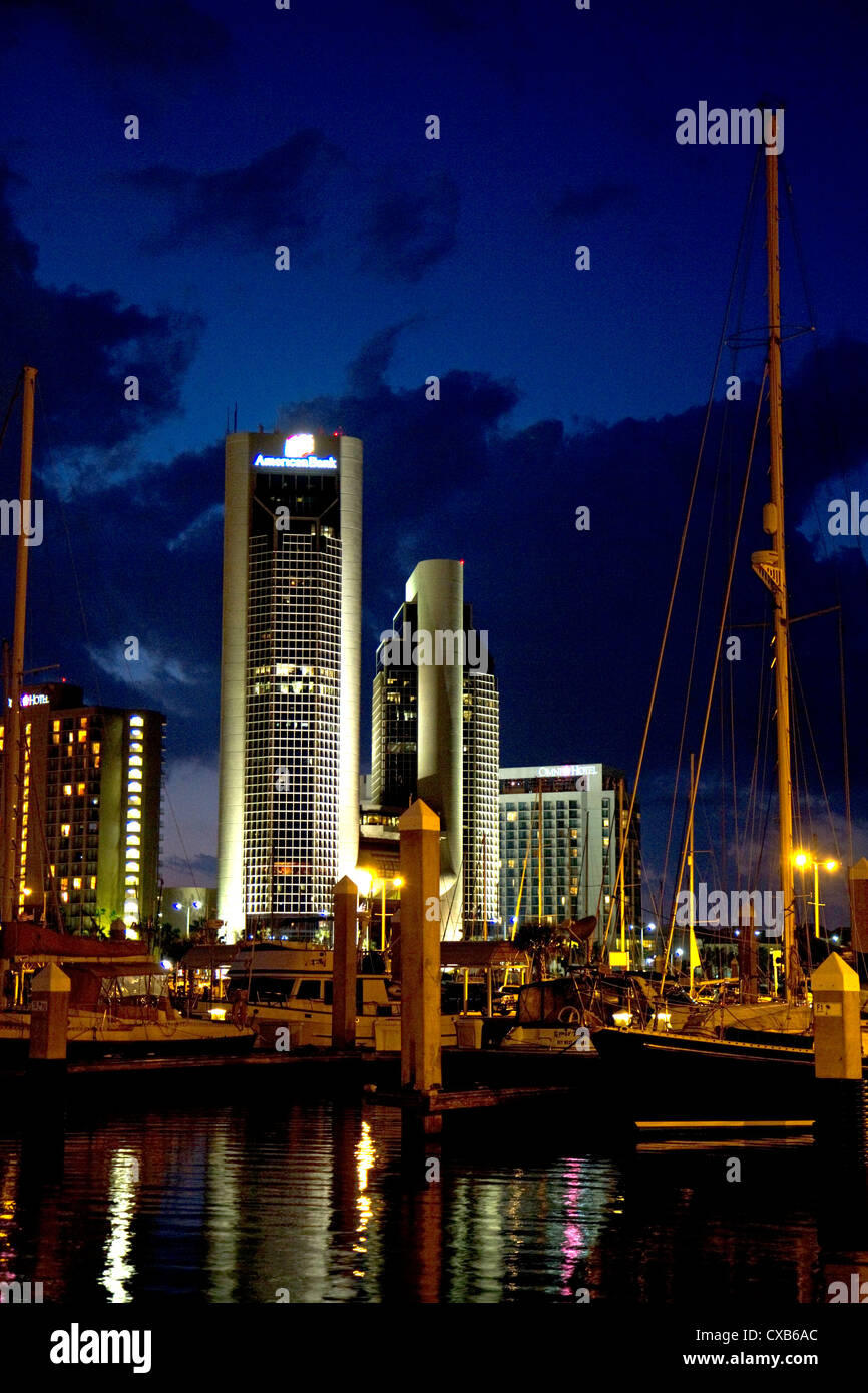 Eine Küstenlinie Plaza in der Nacht an der Küste von Corpus Christi, Texas, USA. Stockfoto