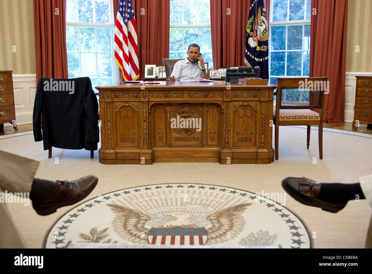 Präsident Barack Obama spricht am Telefon mit Präsident Nicolas Sarkozy in Frankreich 23. Juli 2011 im Oval Office in Washington DC. Stockfoto