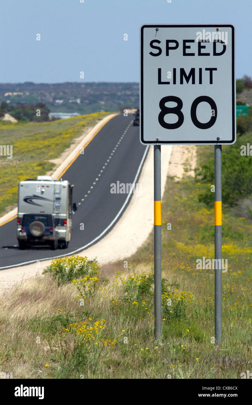 Höchstgeschwindigkeit 80 km/h Schild entlang der Interstate 10 in West-Texas, USA. Stockfoto