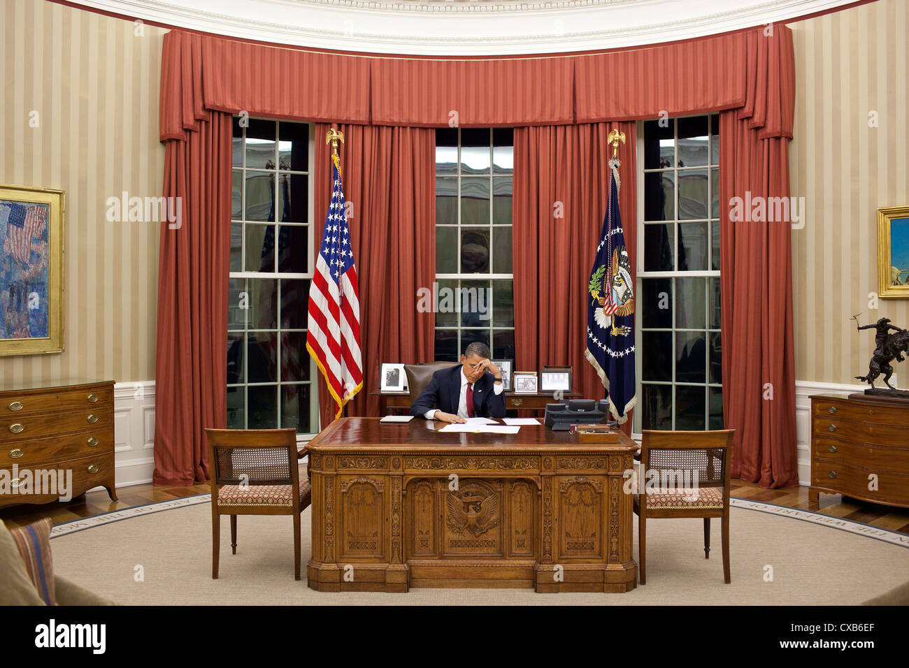 Präsident Barack Obama bearbeitet seine Äußerungen 1. Mai 2011 im Oval Office in Washington vor Abgabe einer im Fernsehen übertragenen Erklärung Detaillierung der Mission gegen Osama bin Laden. Stockfoto