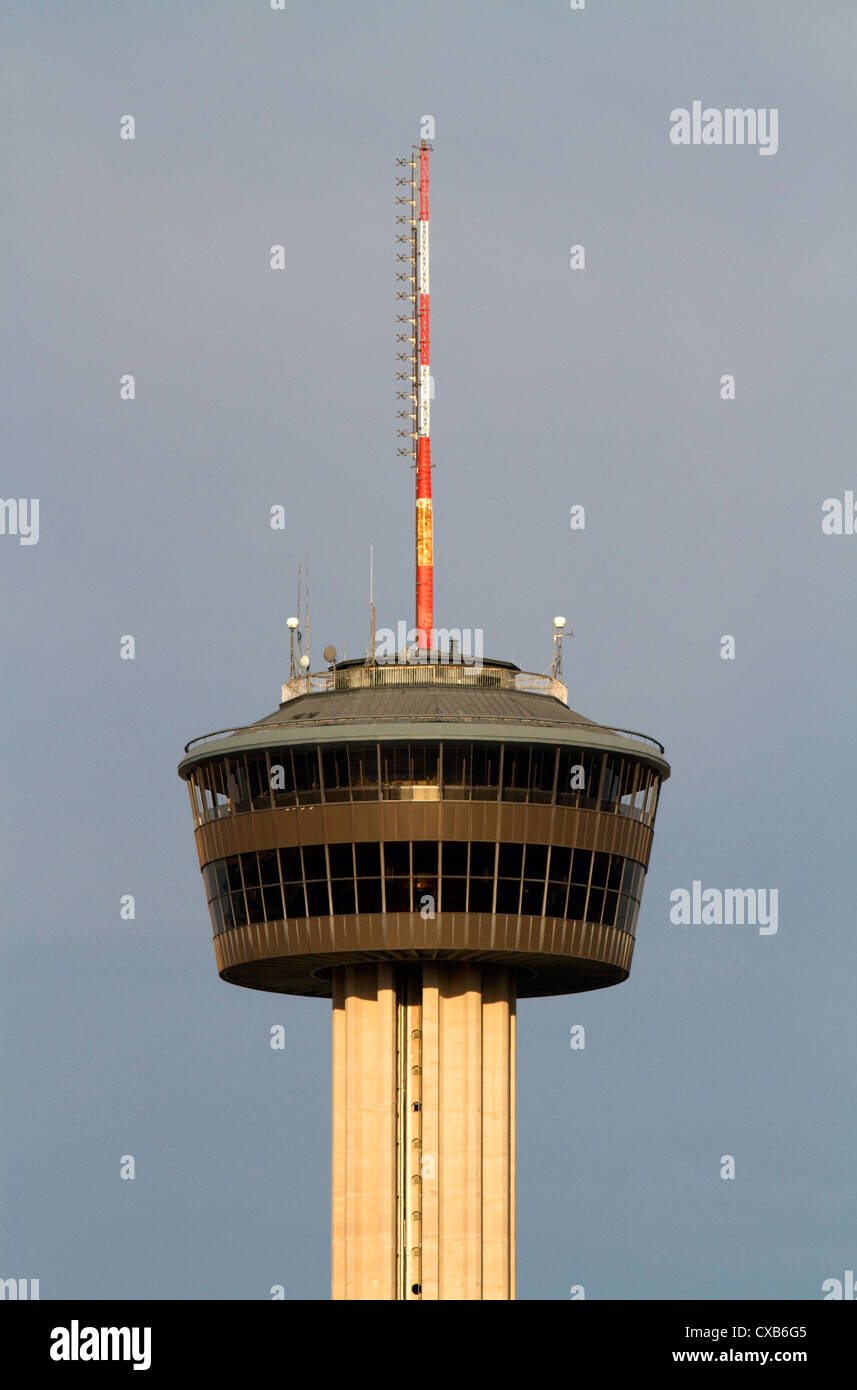 Der Turm von Amerika mitten im HemisFair Park in San Antonio, Texas, USA. Stockfoto