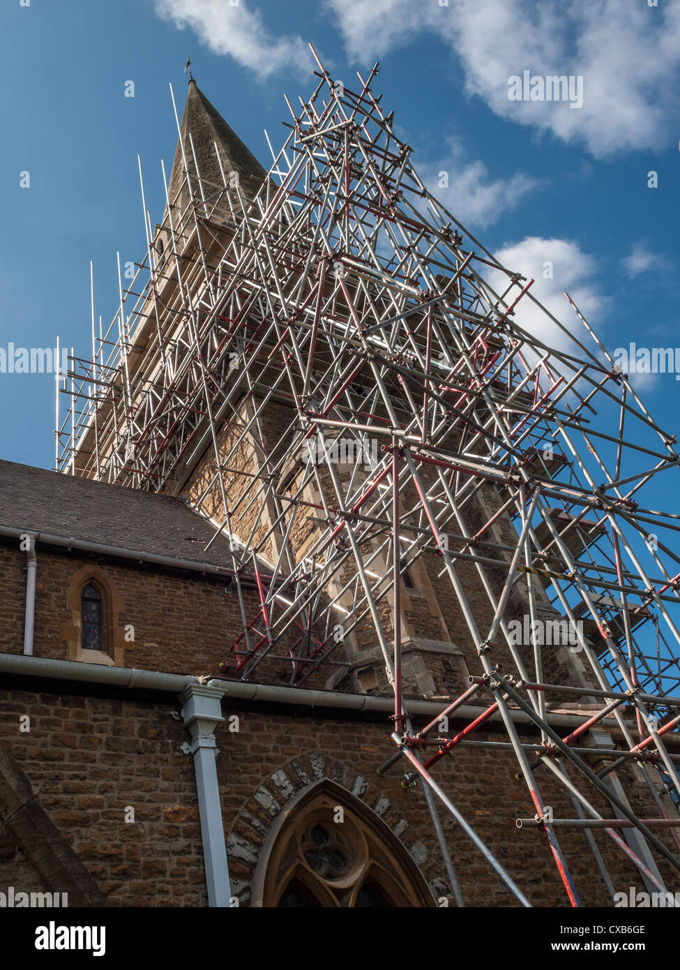 Gerüst auf KIRCHTURM Surrey ENGLAND UK Stockfoto