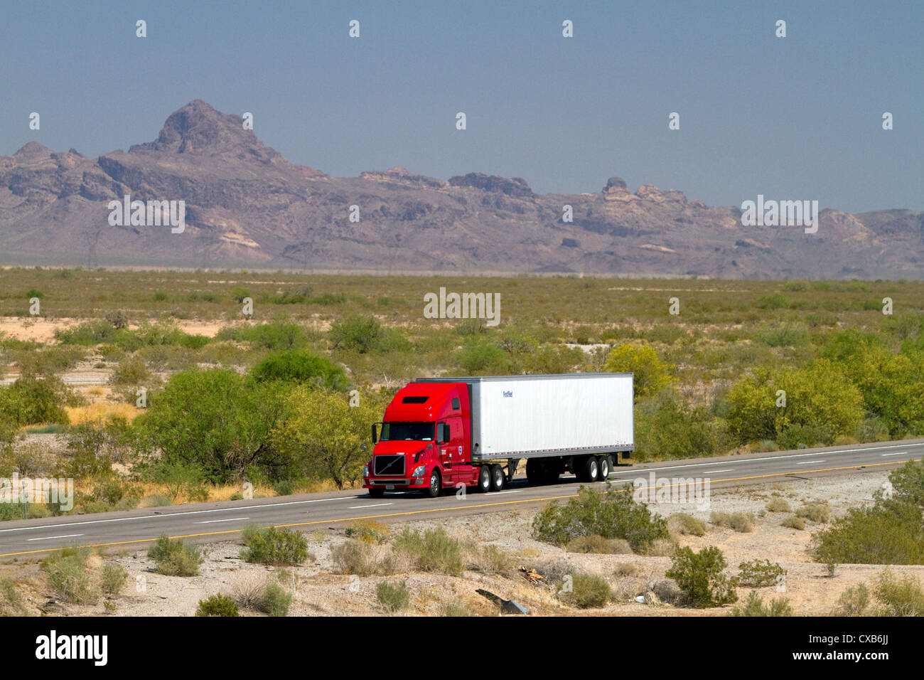 Transport Lkw unterwegs Interstate 10 in der Nähe von Tucson, Arizona, USA. Stockfoto