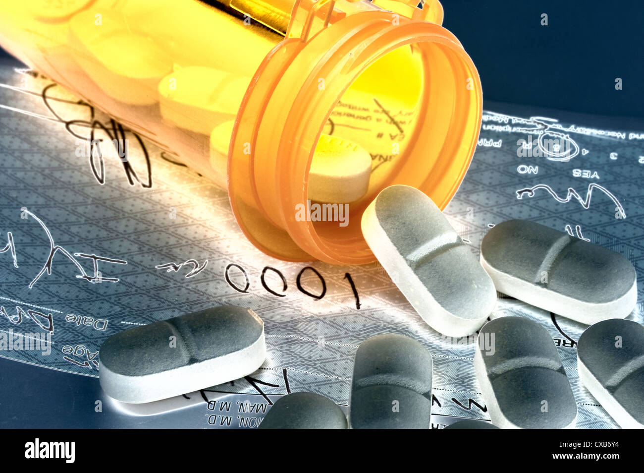 Konzept der Pille Flasche und Pillen auf Rezept Papier Stockfoto