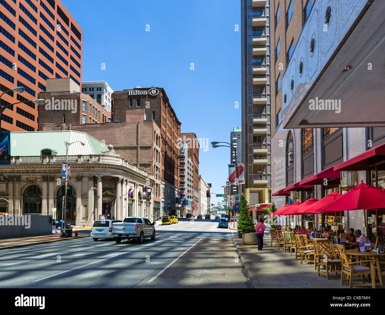 Hotels und Läden auf N 4th Street in der Innenstadt von St. Louis, Missouri, USA Stockfoto