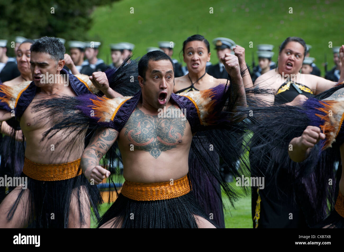 Maori-Krieger Vorform eines Haka Tanz des Willkommens für US-Verteidigungsminister Leon Panetta während einer Zeremonie der Powhiri 21. September 2012 in Auckland, Neuseeland. Die Zeremonie ist eine alte Maori Tradition verwendet, um festzustellen, ob Besucher in Frieden oder in feindlicher Absicht kamen. Stockfoto