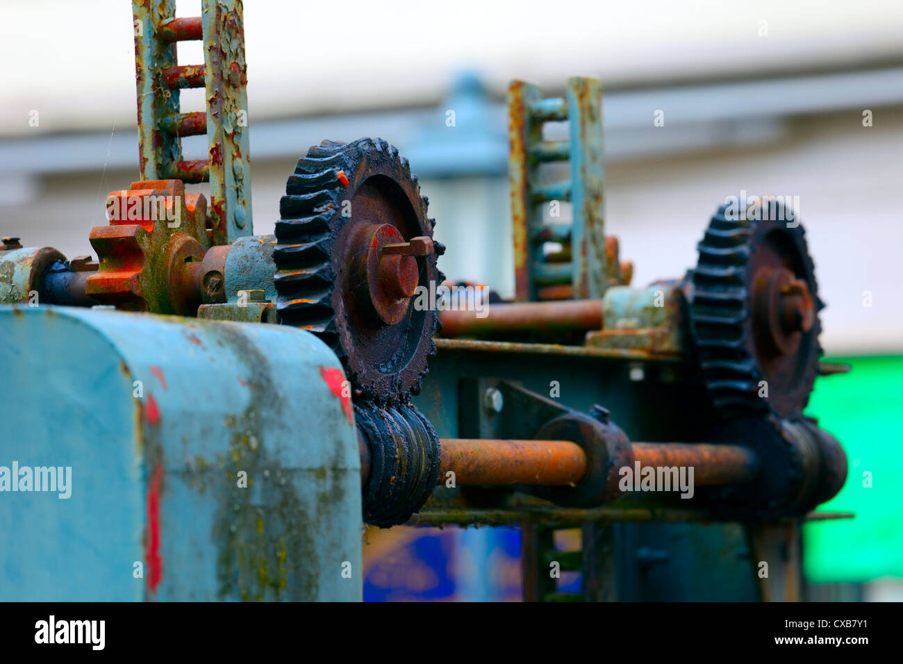 Alten Schneckengetriebe aus durch die Schleuse, kleine Stadt Saarburg, Rheinland-Pfalz, Deutschland Stockfoto