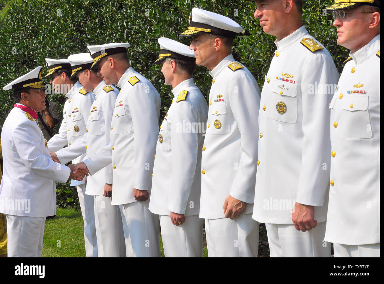 Adm. Soeparno, Leiter der Naval Personal, indonesische Marine, wird durch die Senior Leadership begrüßt während der begrüßungszeremonie durch Leiter der Marineoperationen Adm gehostet werden. Gary Roughead im Washington Navy Yard. Stockfoto
