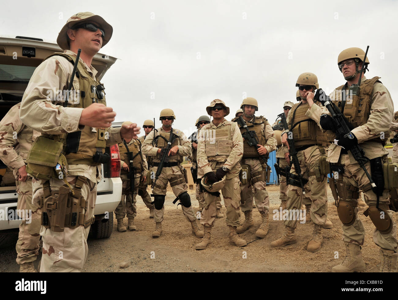 Leutnant Matthew Kolb, Seeverkehr Expeditionary Squadron 11 zugewiesen, gibt ein Briefing für die Mitglieder eines Sicherheit Loslösung Team nach Abschluss einen Konvoi Betrieb während ULTRA 2011. ULTRA 2011 ist ein zwei-wöchigen Übung mit Schwerpunkt auf Expeditionary warfare skill Qualifikationen und Schlacht Bereitschaft für Einsätze vorzubereiten. Stockfoto