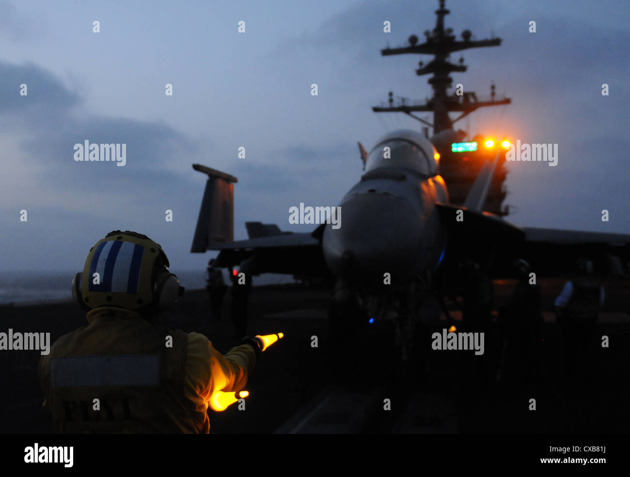Petty Officer 1st Class Maungwai Soe führt Pre-flight launch Kontrollen an einer F/A-18F Super Hornet, Strike Fighter Squadron 213 an Bord der Flugzeugträger USS George H.W. zugeordnet Bush. George H.W. Bush wird eingesetzt zur Unterstützung Maritime Security Operations und Theater Sicherheit Zusammenarbeit in den USA 5 Flotte Verantwortungsbereich auf seinen ersten Einsatz. Stockfoto