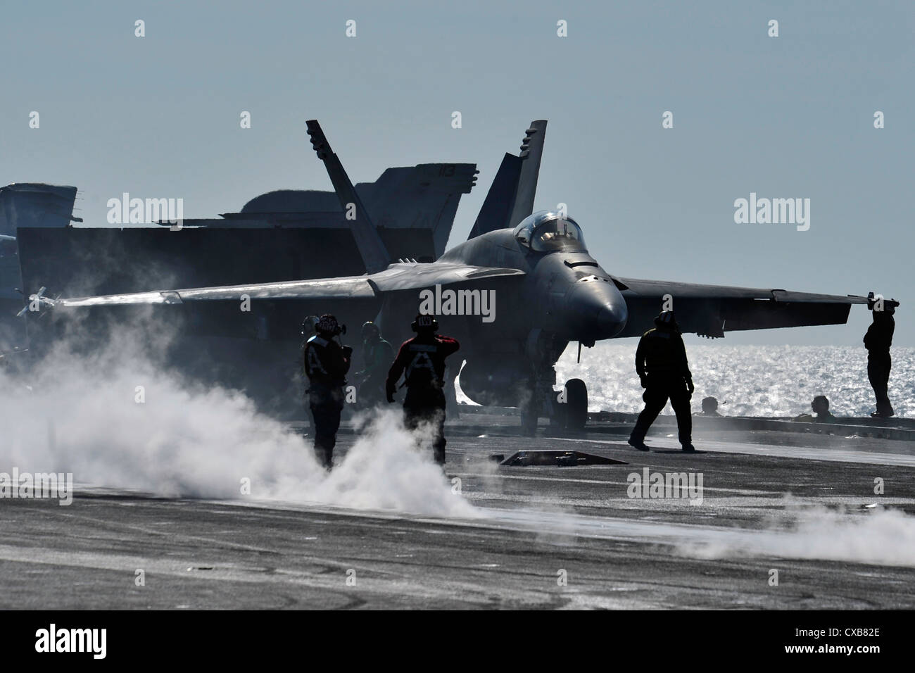 Matrosen an Bord der Flugzeugträger USS George Washington (CVN 73) bereiten Sie eine F/A-18E Super Hornet aus dem Königlichen Streitkolben von Strike Fighter Squadron (VFA) 27 für den Start. George Washington ist die Teilnahme an Talisman SABRE 2011, eine bilaterale Übung zur Australischen und US-Streitkräfte in die Planung und Durchführung der Kombinierten Task Force Operationen zu trainieren. Stockfoto