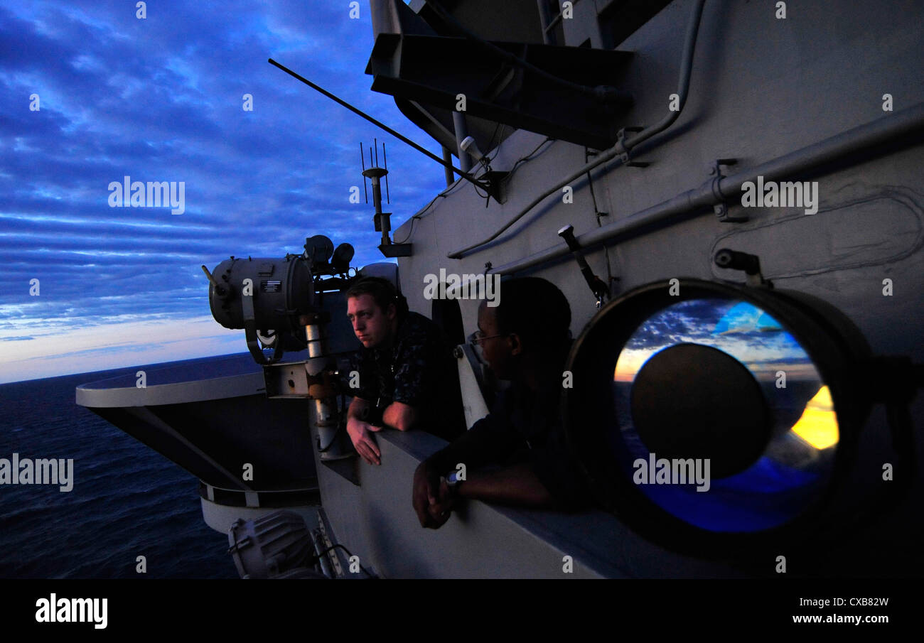 Seaman Apprentice Brett Donaldson und Seemann Daniel Branham stand vorwärts Suche Uhr bei sunrise als dem Flugzeugträger USS George Washington (CVN 73) der zweite Tag der Übung Talisman Sabre beginnt. Talisman Säbel ist eine bilaterale Übung zur Australischen und US-Streitkräfte in die Planung und Durchführung der Kombinierten task force Operationen zu trainieren. Stockfoto