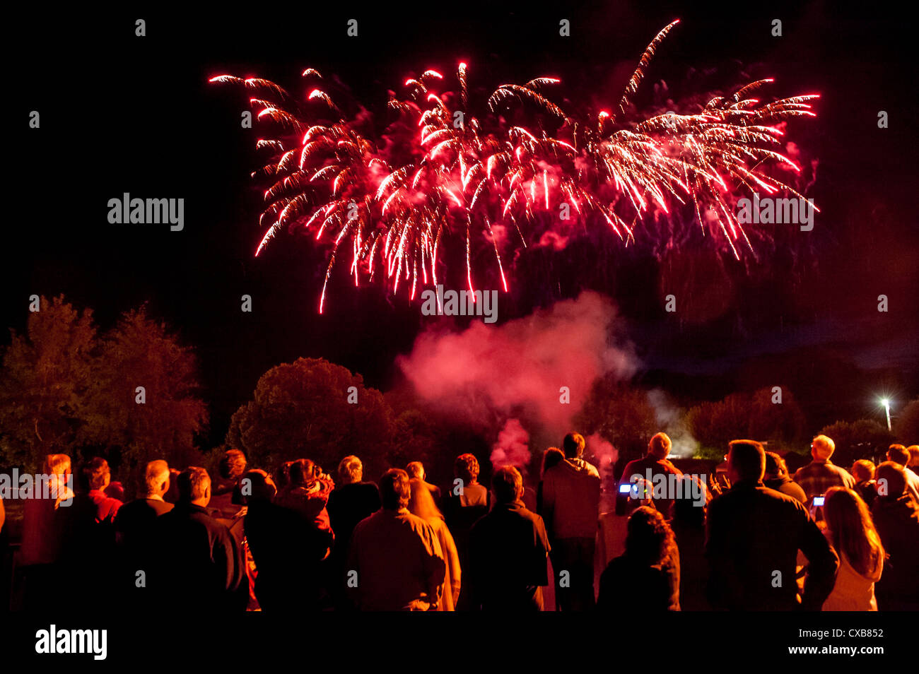 Feuerwerk im Dorf Belabre, Indre, Frankreich zum Nationalfeiertag zu feiern. Stockfoto