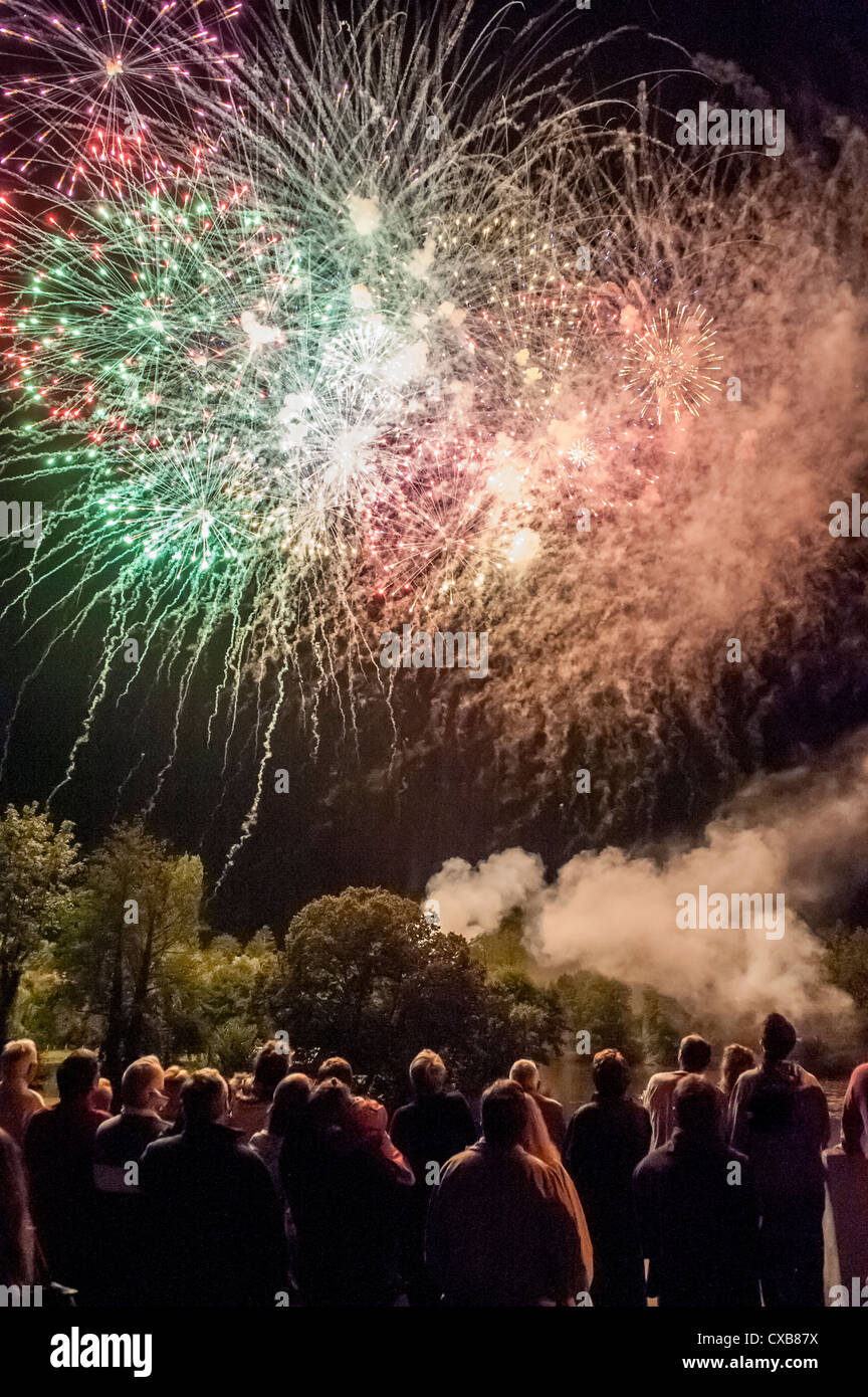 Feuerwerk im Dorf Belabre, Indre, Frankreich zum Nationalfeiertag zu feiern. Stockfoto