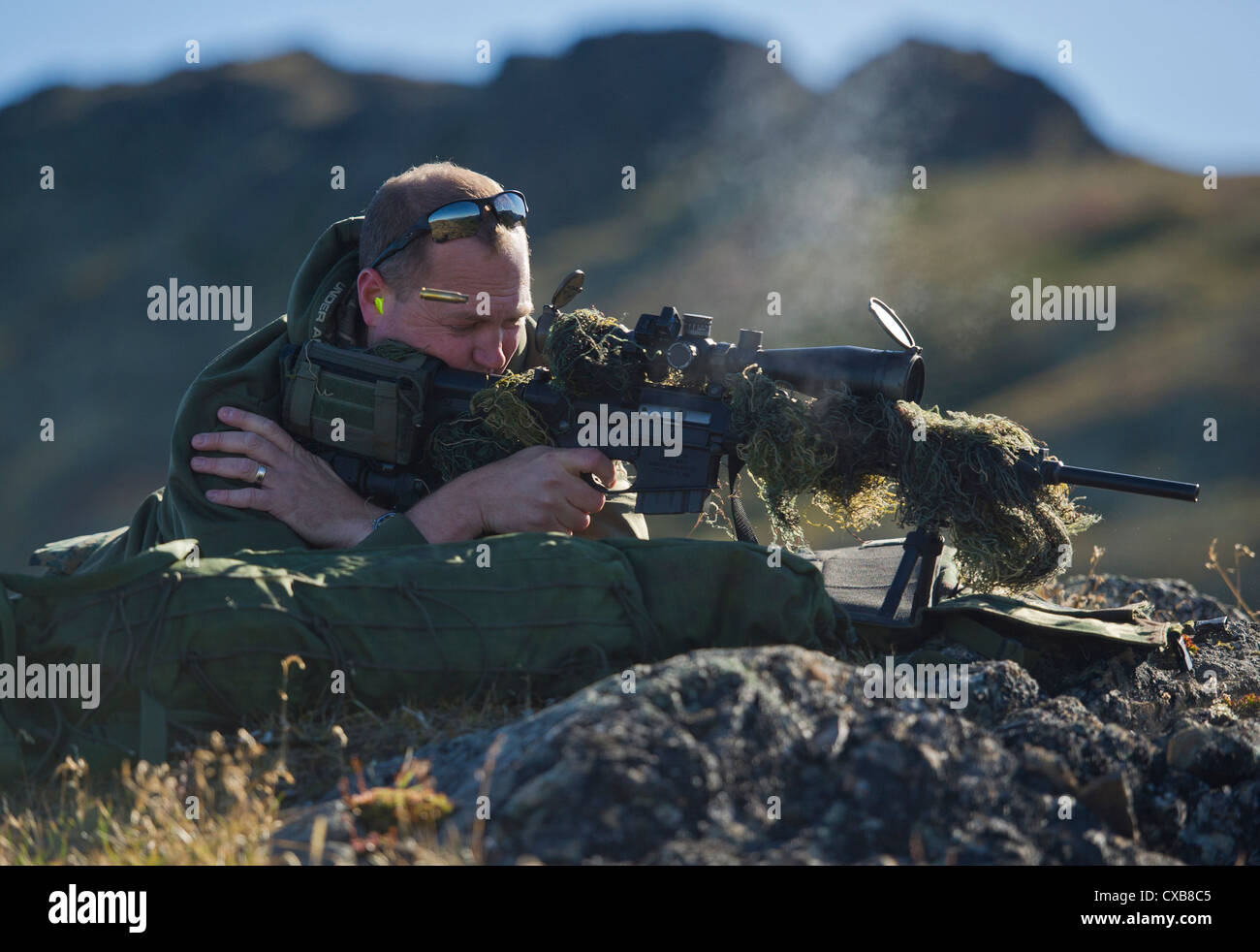 Anchorage Polizei Abteilung spezielle Waffen und Taktiken (SWAT) Team Offiziere Zug auf dem High-Angle Sniper Strecke am Joint Base Elmendorf-Richardson, Dienstag, August 28, 2012. Die spezialisierte Ausbildung bereitet die Offiziere für mehrere Szenarien, in denen die Treffsicherheit und Aufklärung notwendig sein kann. Stockfoto