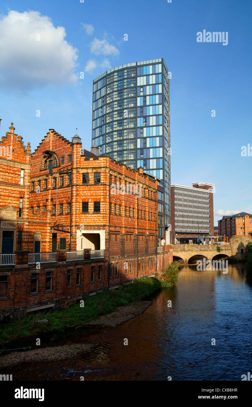 UK, South Yorkshire, Sheffield, Fluss Don, Blick nach Osten von der Dame Brücke, Schloss Haus, neues Bürogebäude, Park Inn & Hilton Hotels Stockfoto