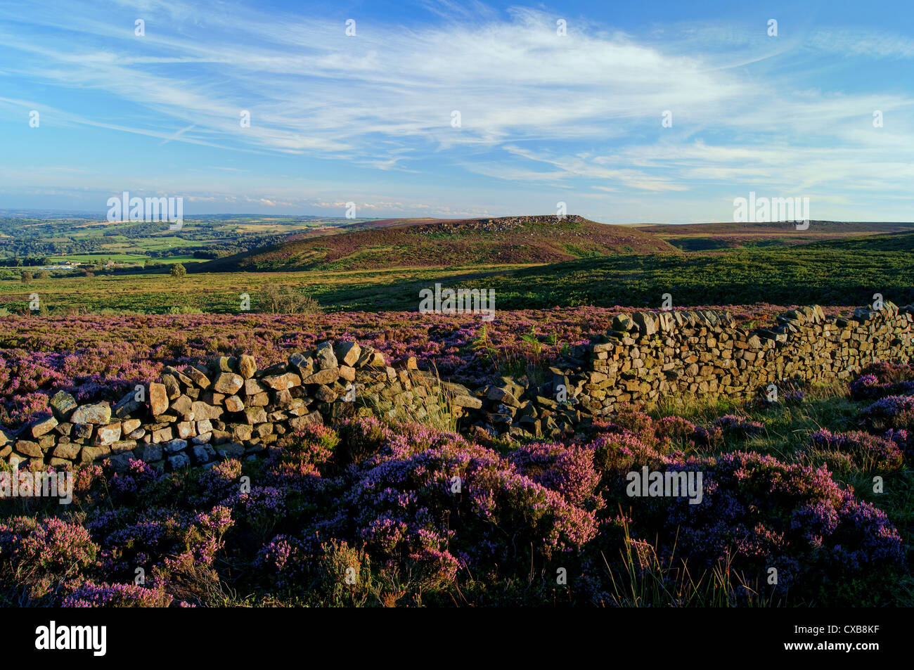 UK, South Yorkshire, Peak District, Houndkirk Hügel & Moor gesehen von der Houndkirk Straße Stockfoto
