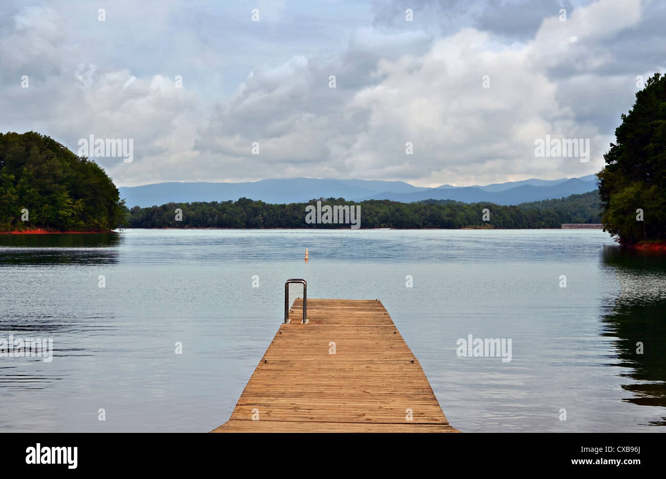 Ein Holzboot Rampe am Lake Chatuge im Norden Georgiens. Stockfoto
