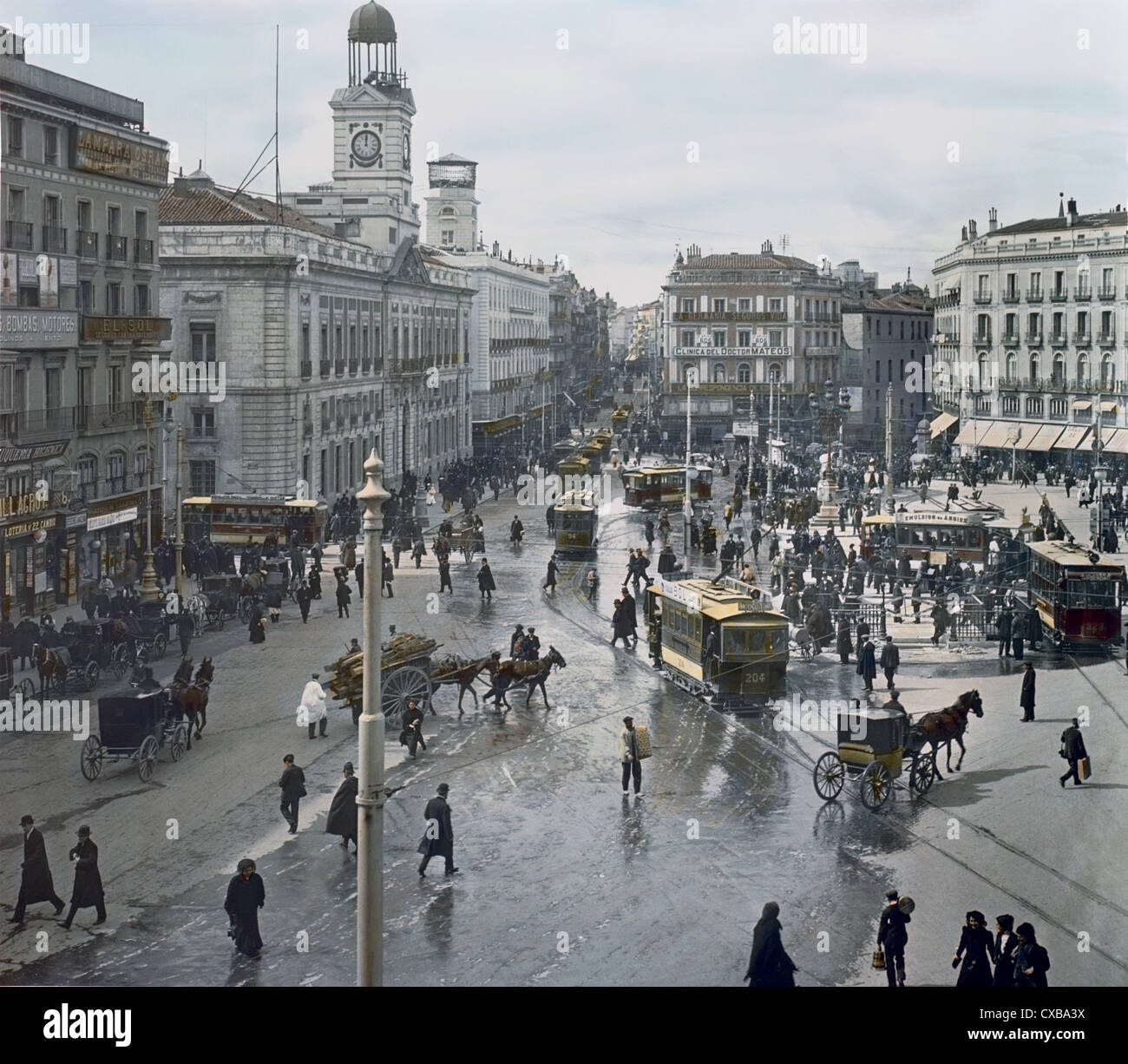 Eingefärbte, hochwinkelige Ansicht der Puerta del Sol, Madrid, Spanien, 1928. Das Königliche Haus der Post ist auf der linken Seite. (Foto von Burton Holmes) Stockfoto