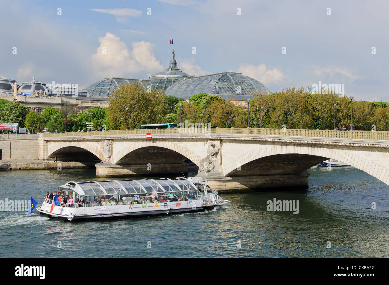 Bateau-Mouche und Grand Palais, Paris. Frankreich Stockfoto