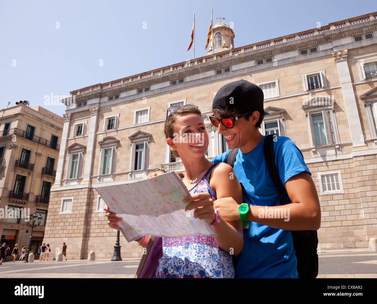 Zwei italienische Touristen verwenden eine Karte, um ihren nächsten Schritt nicht herausfinden, wie sie eine vom Sightseeing in Barcelona Pause. Stockfoto