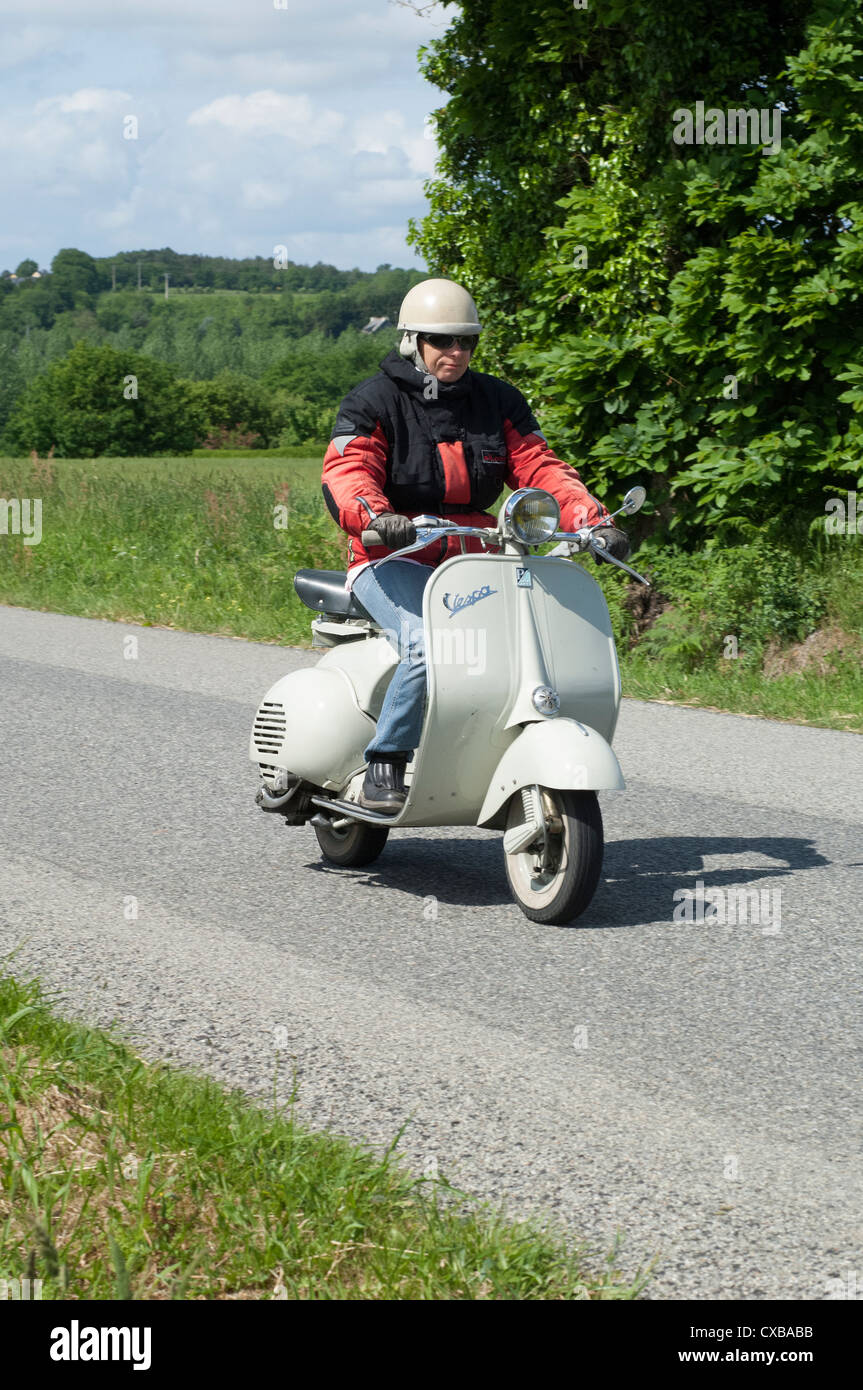 Vespa scooter tour de bretagne -Fotos und -Bildmaterial in hoher Auflösung  – Alamy