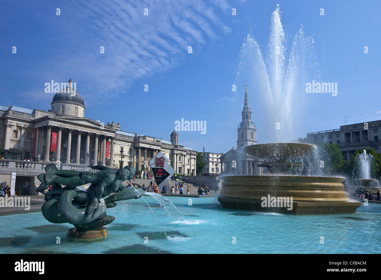 Tritonen und Delphinbrunnen mit den Olympischen digitalen Countdown-Uhr und der National Gallery, Trafalgar Square, London Stockfoto