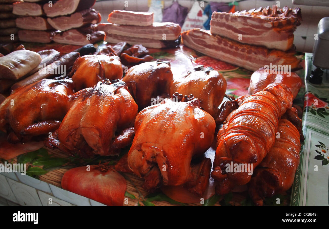 Wurst und geräuchertem Huhn Fleisch Pavillon des Marktes Stockfoto