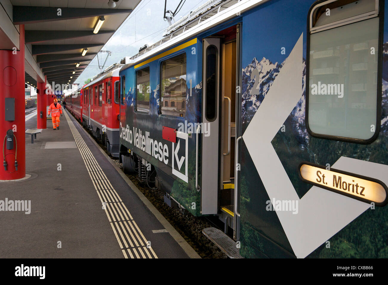 Bernina Express nach St. Moritz, Schweiz, am Bahnhof Tirano, Italien, Europa gebunden Stockfoto