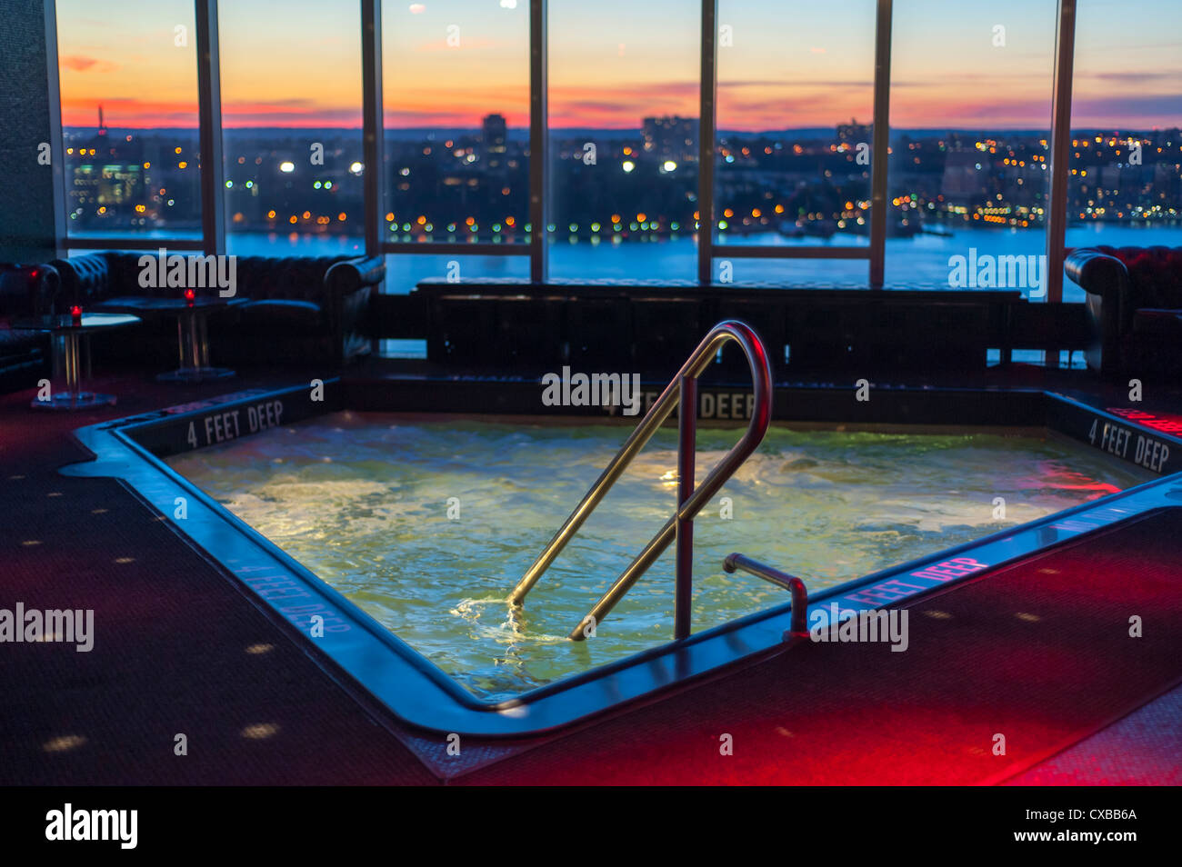 New York, NY, USA, Nacht, Übersichten, Stadtansichten von Oben der Standard Hotel auf der Dachterrasse, Meatpacking District, Manhattan, Le Verbot mit Pool, Fenster Innenraum Stockfoto