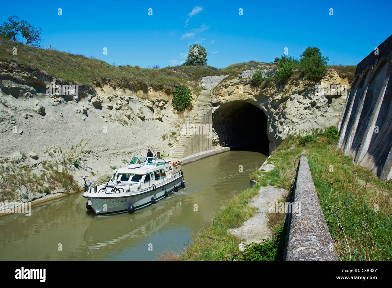Tunnel von Malpas, Navigation und Bootsfahrt auf dem Canal du Midi, UNESCO-Weltkulturerbe, Herault, Languedoc Roussillon, Frankreich Stockfoto