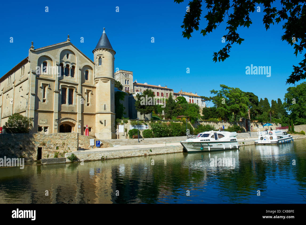 Die Burg von Ventenac-de-Minervois, Schifffahrt auf dem Canal du Midi, Aude, Languedoc Roussillon, Frankreich Stockfoto
