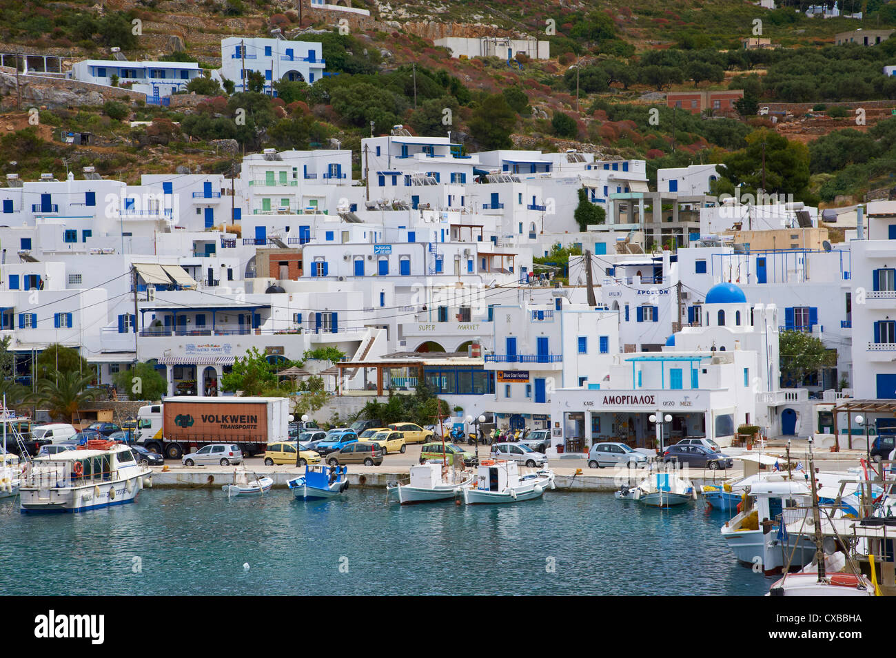 Aigiali Stadt und Hafen, Amorgos, Cyclades, Aegean, griechische Inseln, Griechenland, Europa Stockfoto