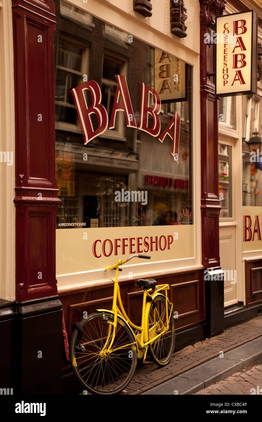 Fahrrad außerhalb Coffee-Shop, Amsterdam, Holland, Europa Stockfoto