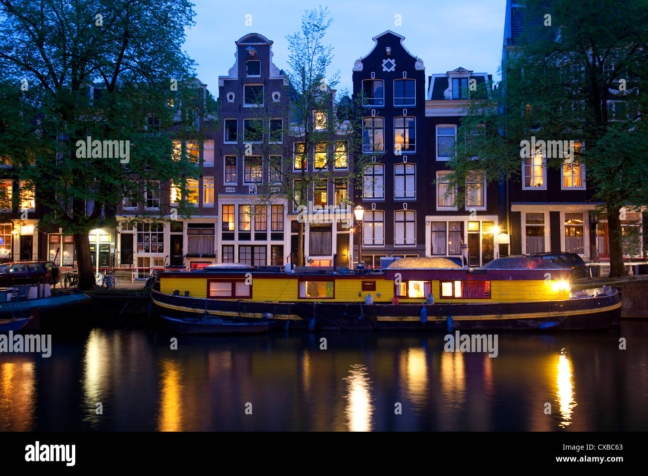 Kanal-Boot und Architektur, Amsterdam, Holland, Europa Stockfoto