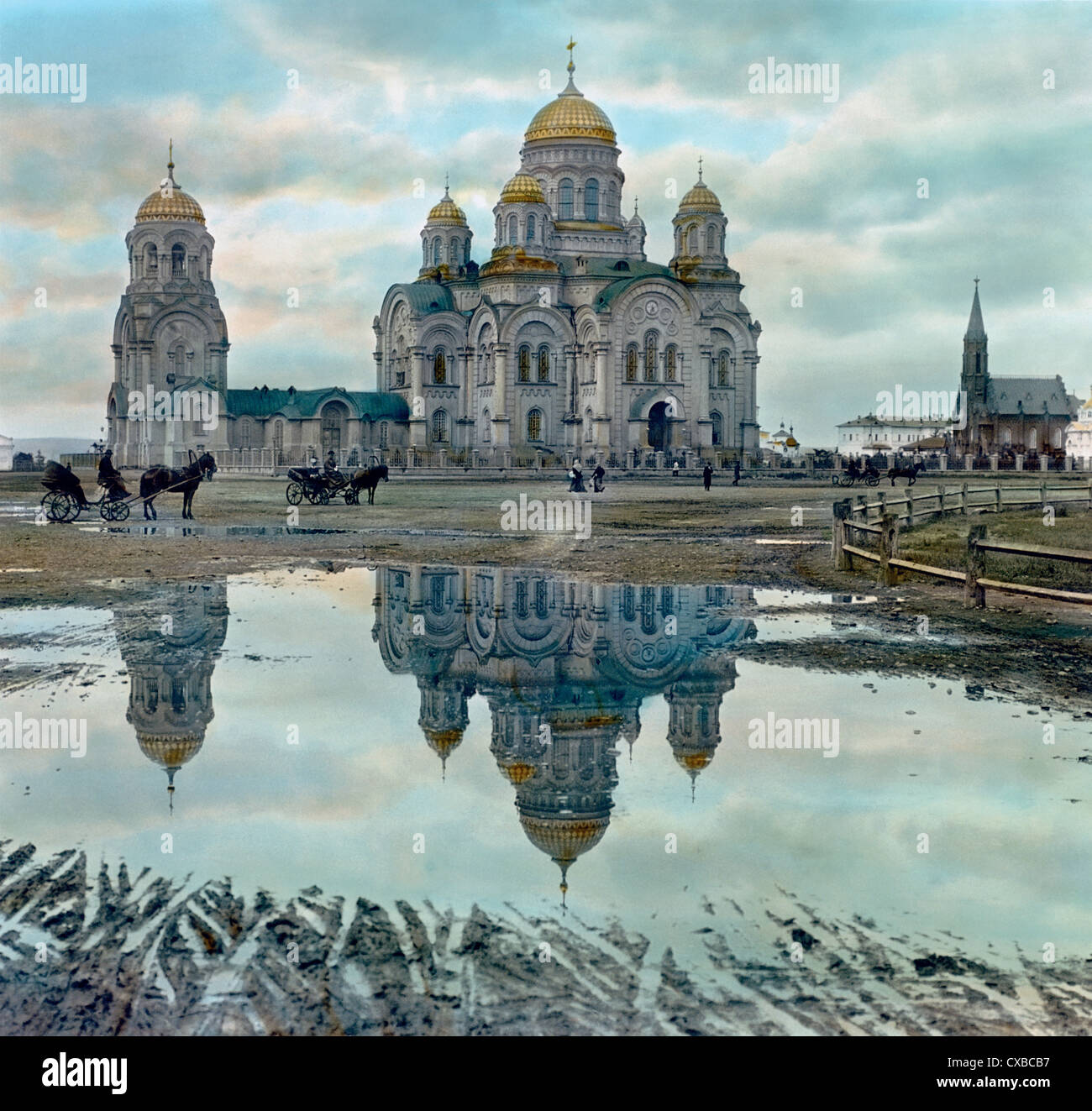 Kolorierte Ansicht der Kathedrale unserer Lieben Frau von Kasan, Irkutsk, Sibirien, Russland, 1901. Eine Spiegelung der Kathedrale ist in einer großen Pfütze im Vordergrund zu sehen. Die Kathedrale wurde 1932 zerstört. (Foto von Burton Holmes) Stockfoto