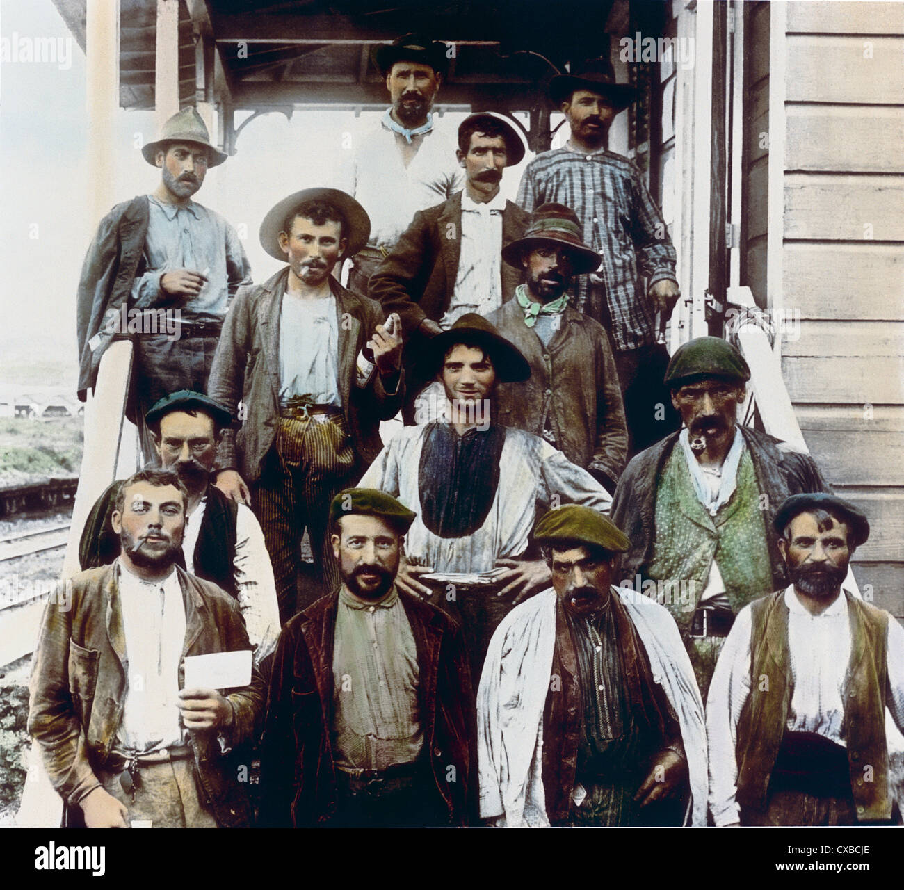 Koloriertes Gruppenporträt von spanischen männlichen Arbeitern, einige der Bauherren des Panamakanals, Panama, 1912. (Foto von Burton Holmes) Stockfoto