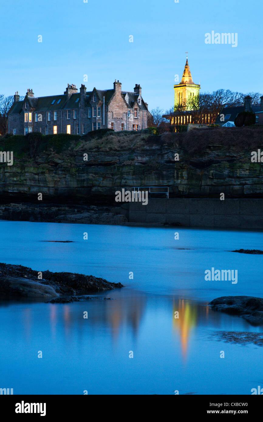 St. Andrews in der Abenddämmerung aus Doo Craigs, Fife, Schottland, Vereinigtes Königreich, Europa Stockfoto