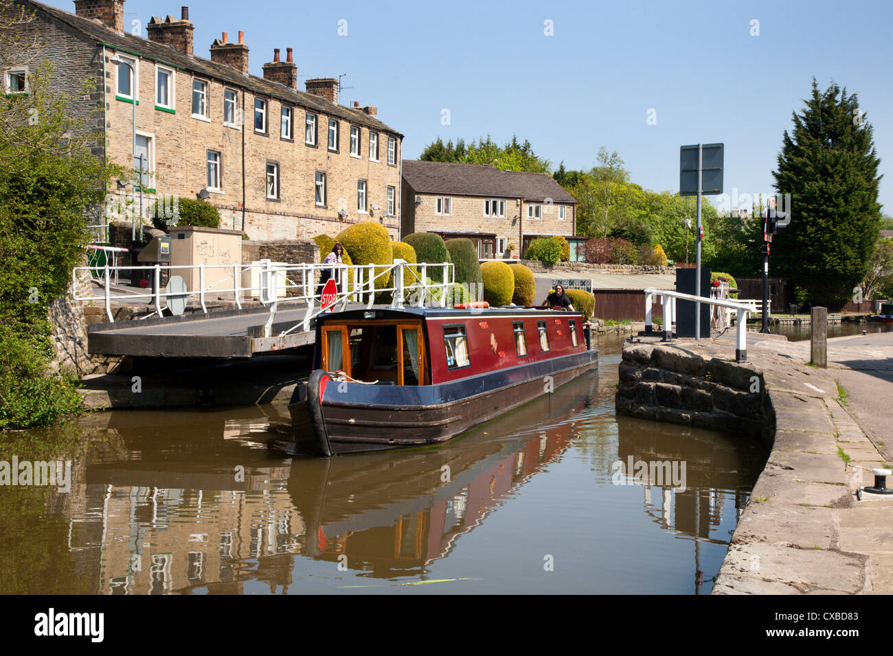 Narrowboat vorbei eine Drehbrücke am Skipton, North Yorkshire, Yorkshire, England, Vereinigtes Königreich, Europa Stockfoto