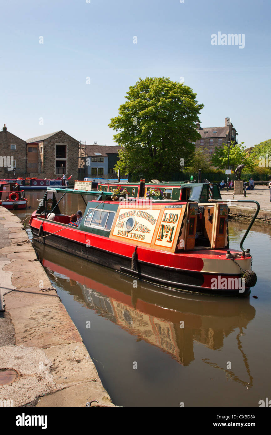 Narrowboat Reise auf die Federn Zweigstelle in Skipton, North Yorkshire, England, Vereinigtes Königreich, Europa Stockfoto