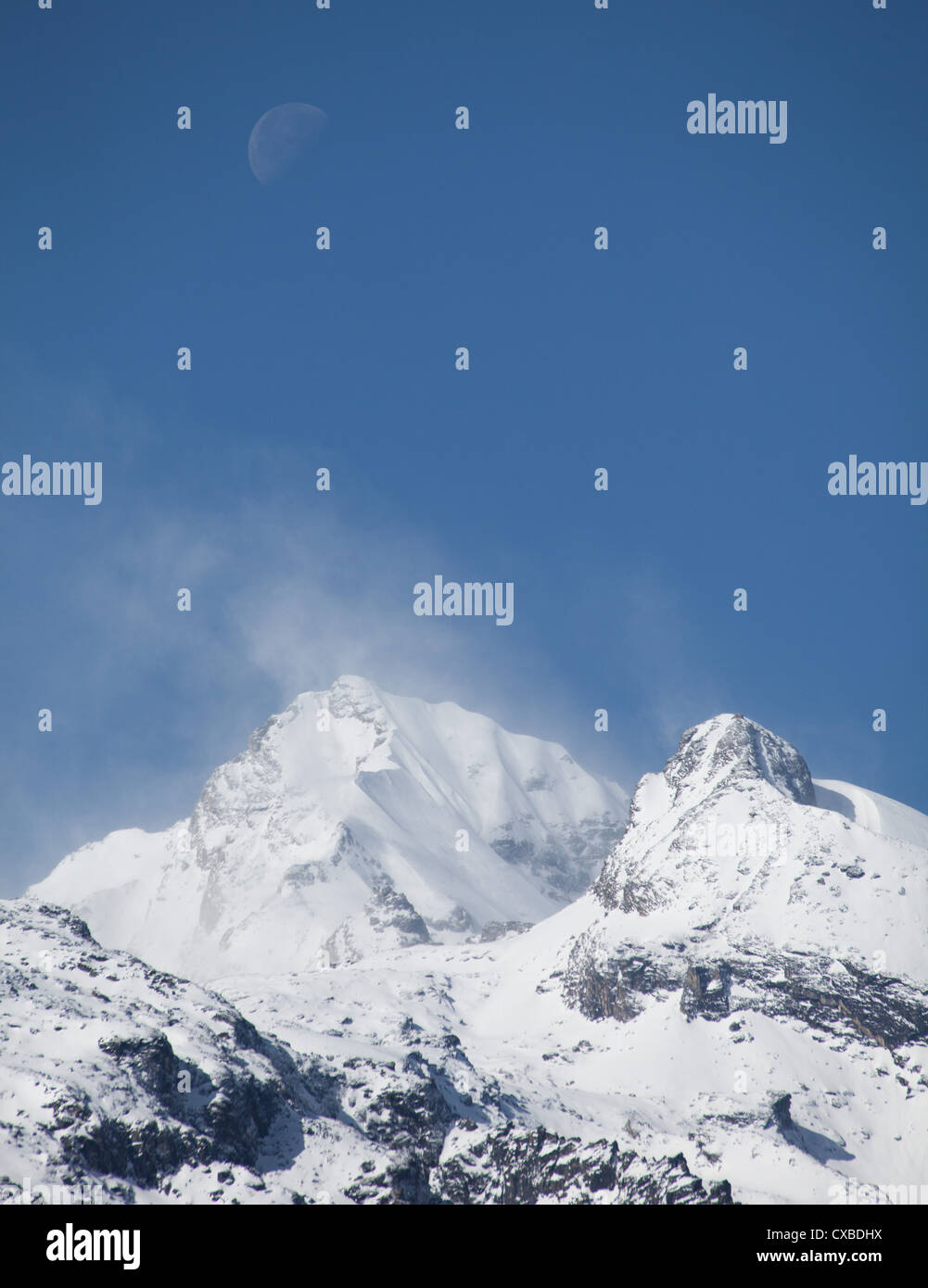 Mond, am blauen Himmel über schneebedeckte Berge, Langtang-Tal, Nepal Stockfoto