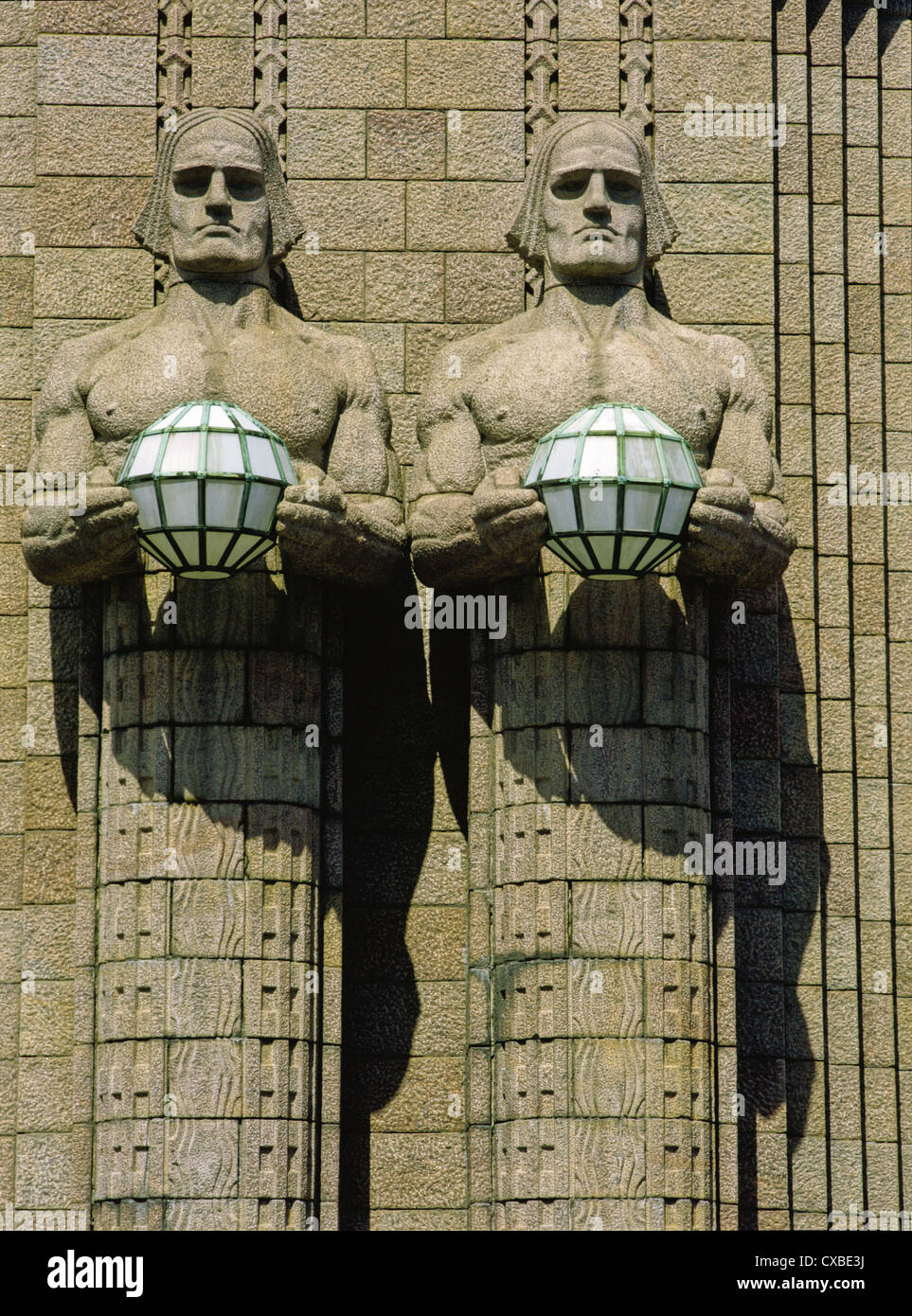 Granitstatuen halten Lampen entworfen von Emil Wikstrom außerhalb der zentrale Bahnhof in Helsinki, Finnland Stockfoto