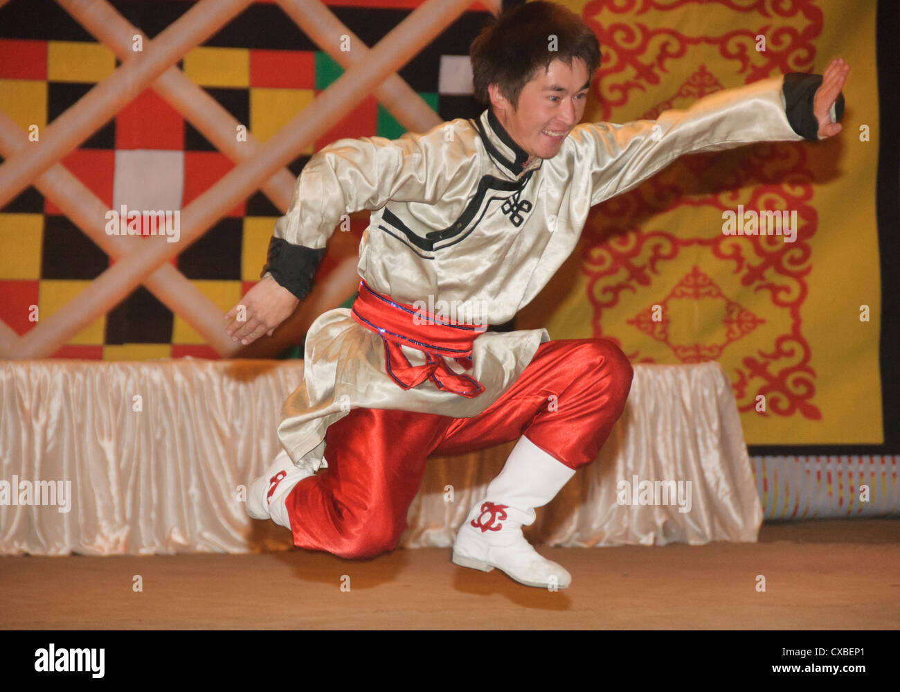 traditionelle kasachische Tanz-Performance in Bayan-Ölgii in der westlichen Mongolei Stockfoto