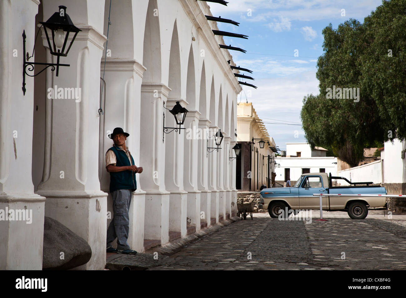 Der Hauptplatz (Plaza 9 de Julio) in Cachi, Provinz Salta, Argentinien. Stockfoto