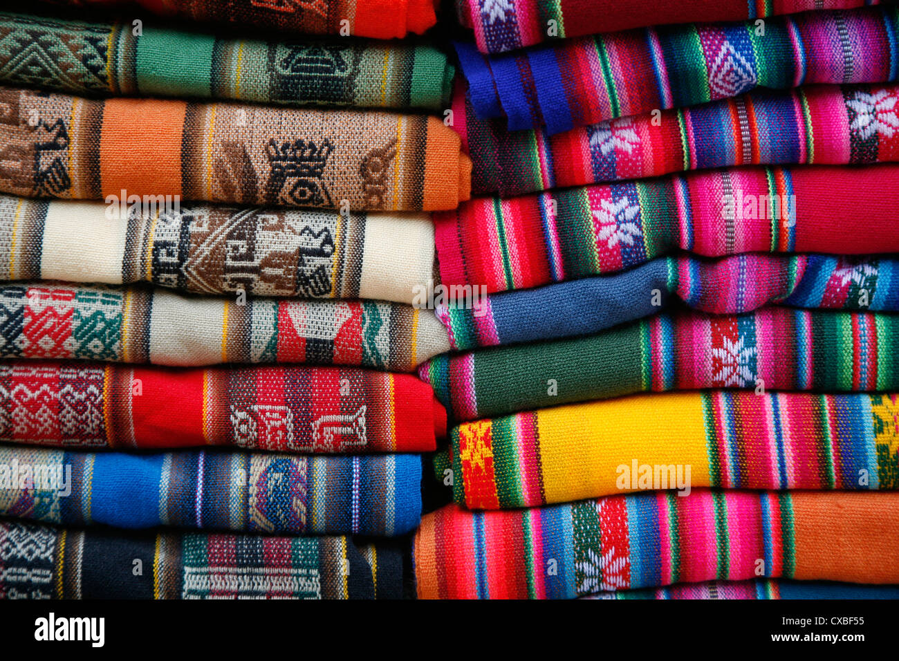 Teppiche aus der Lama & Alpaka Wolle zum Verkauf auf dem Markt in Purmamarca, Quebrada de Humahuaca, Provinz Jujuy, Argentinien. Stockfoto